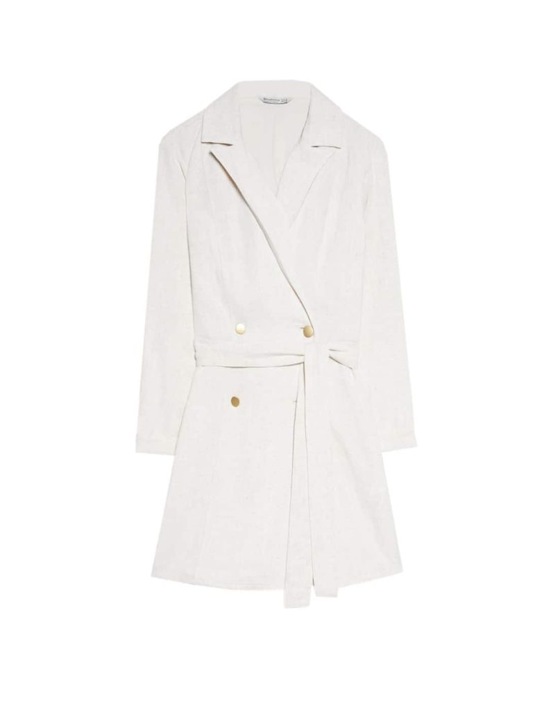 Stradivarius 35,99€ - Mono beig claro de estilo blazer, cruza en delantero con dos botones, y ata con cinturón.