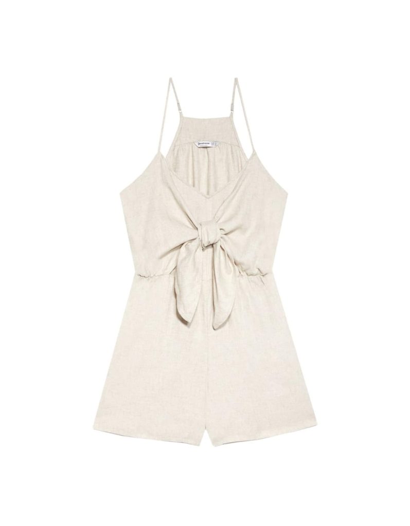 Stradivarius 19,99€ - Mono corto en blanco roto/beig y de tirante fino con lazada al pecho.