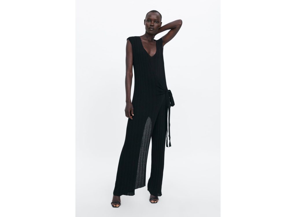 Mono 29,95€ - Mono negro con escote en V, el delantero cruza y ata en la cintura. Pantalón efeto campana y tejido tipo canalé.