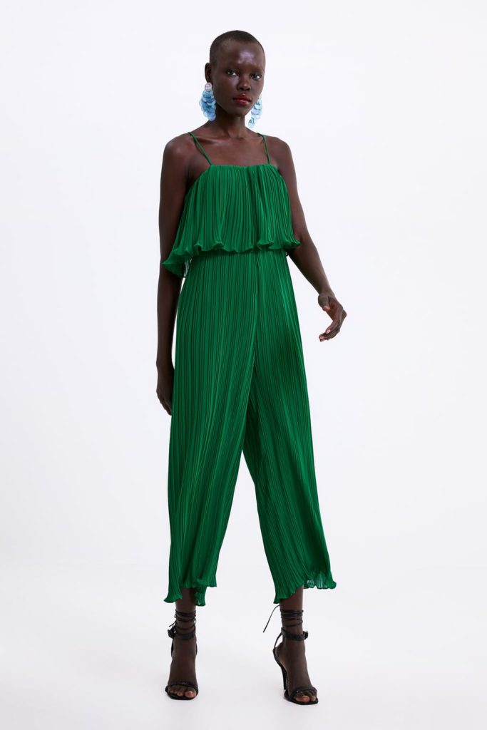 Zara 39,99€ - Mono verde plisado, escote recto con tirante fino. Pantalón estilo culotte.