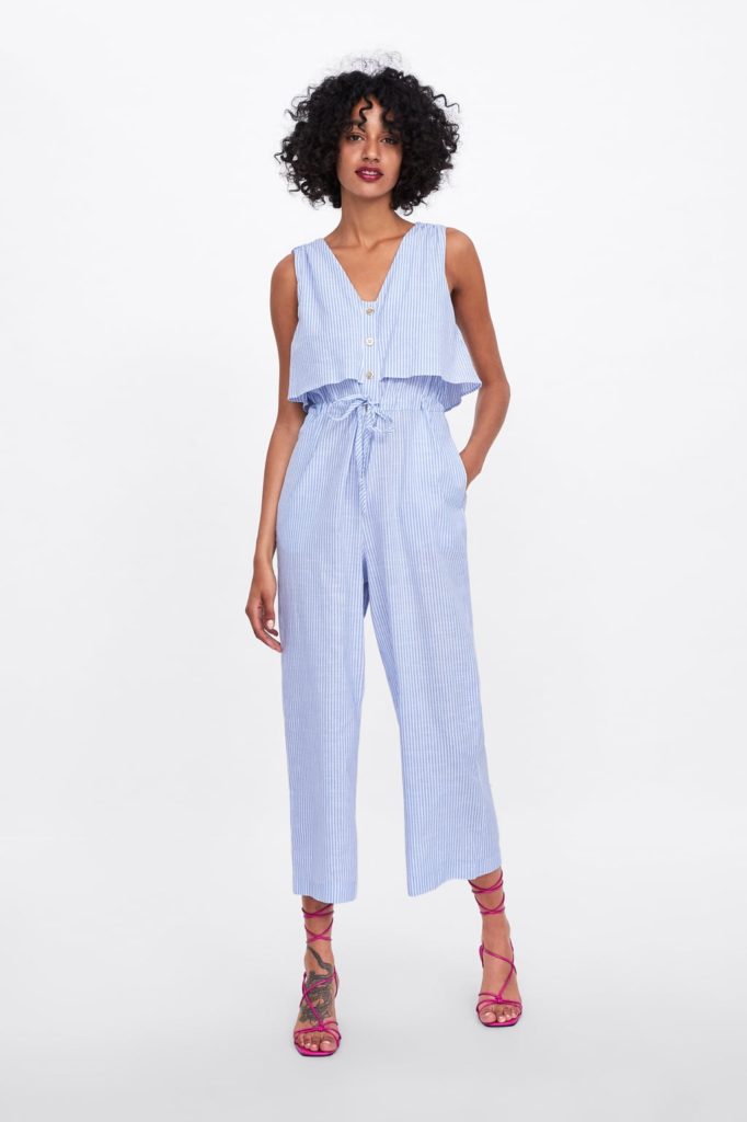 Zara 29,95€ - Mono de rayas, escote en V co detalles de botón para cerrar. Cintura ajustable mediante cordón.