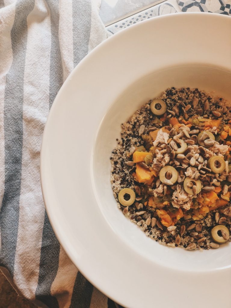 Ensalada de quinoa verduras y atún con pipas