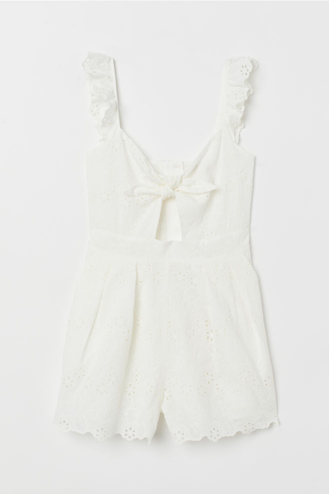 H&M 44,99€ - Mono blanco de algodón bordado con detalle de volante en las mangas y lazada en el pecho.