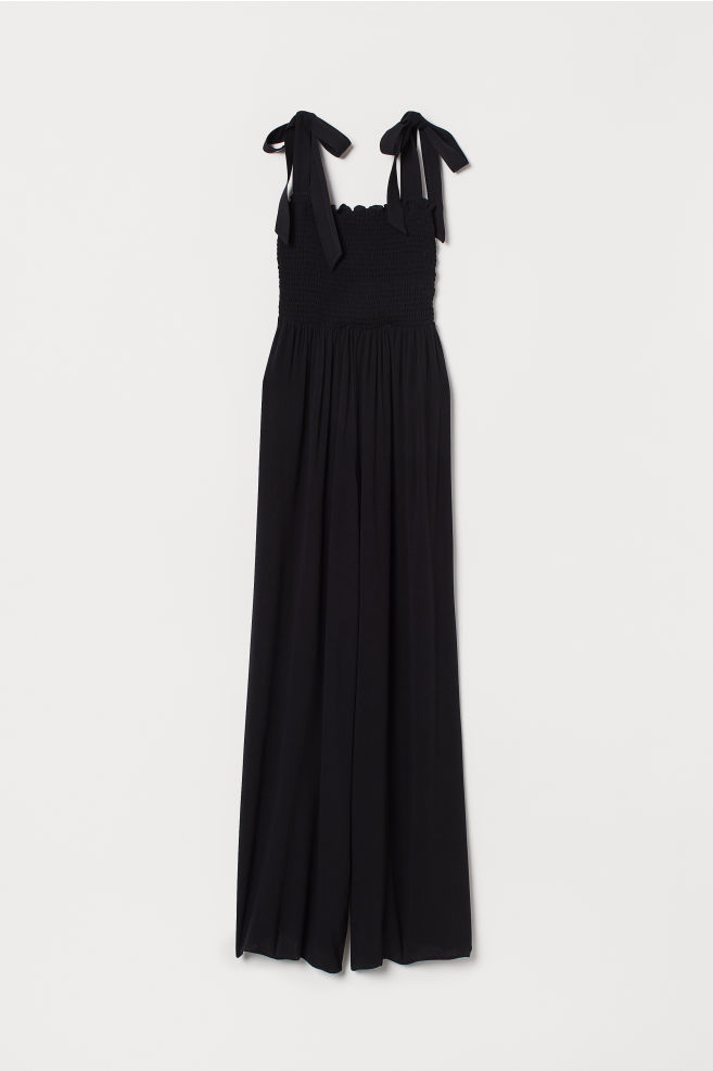H&M 39,99€ - Mono negro con escote de gomillas y pantalón palazzo. Me encanta el detalle de los lazos en los hombros.