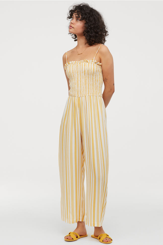 Mono de rayas blancas y amarillas de H&M, pecho de gomillas y pantalón ancho.
