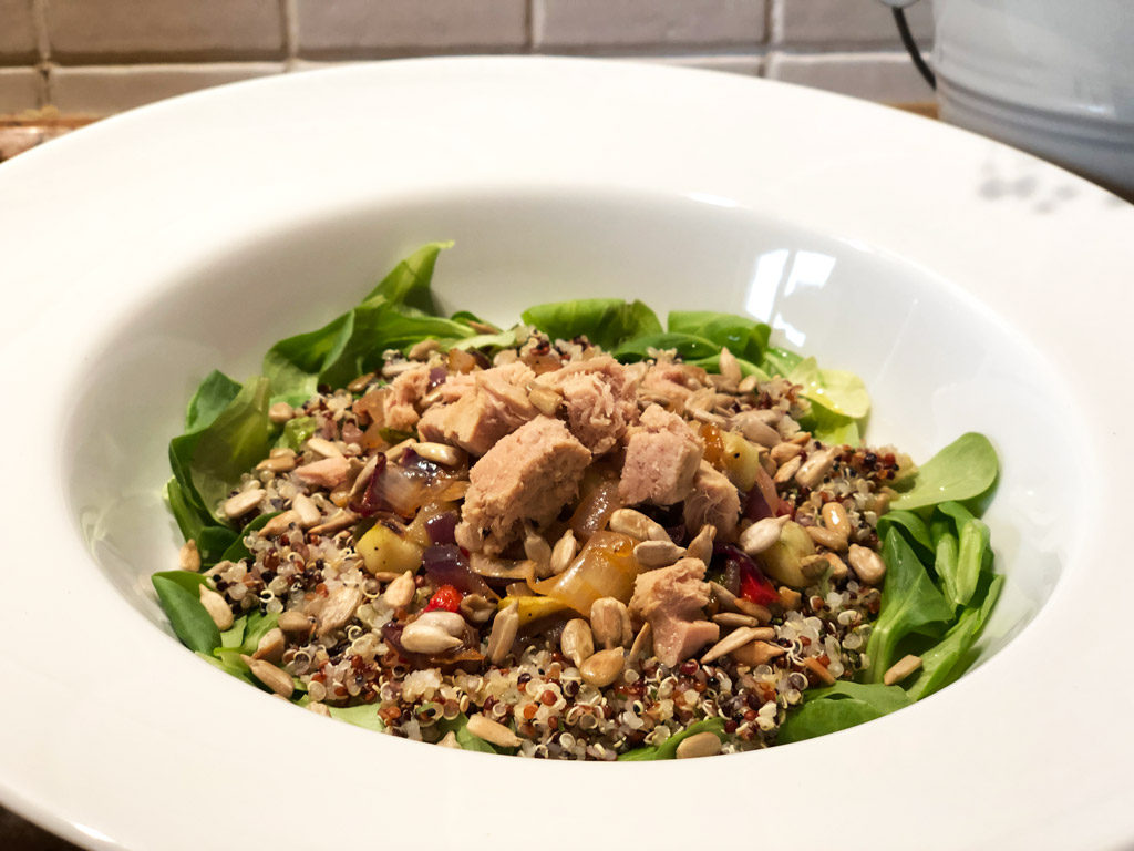 Ensalada de quinoa con verduras, atún y pipas.