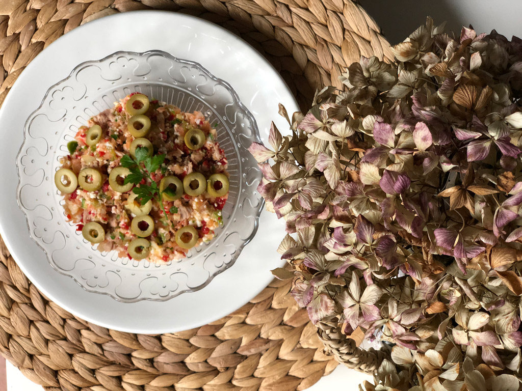 Bol de salpicón de atún, contiene pimiento verde, pimiento rojo, cebolla, huevo cocido y aceitunas.