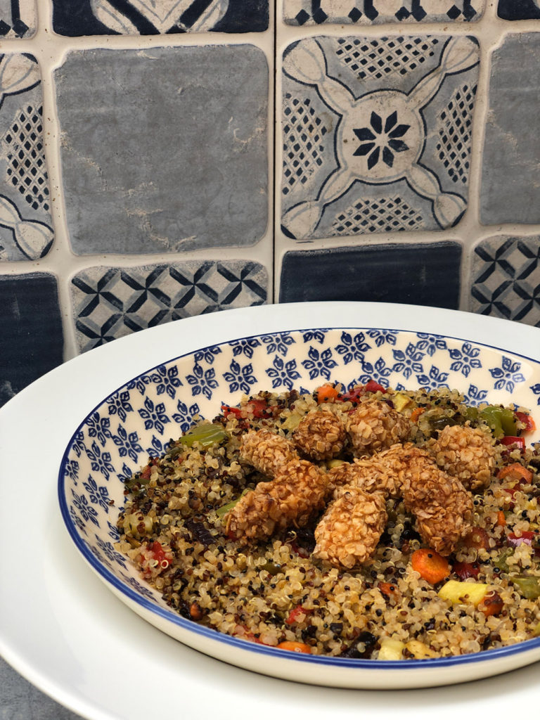 Ensalada templada de quinoa y pollo crujiente