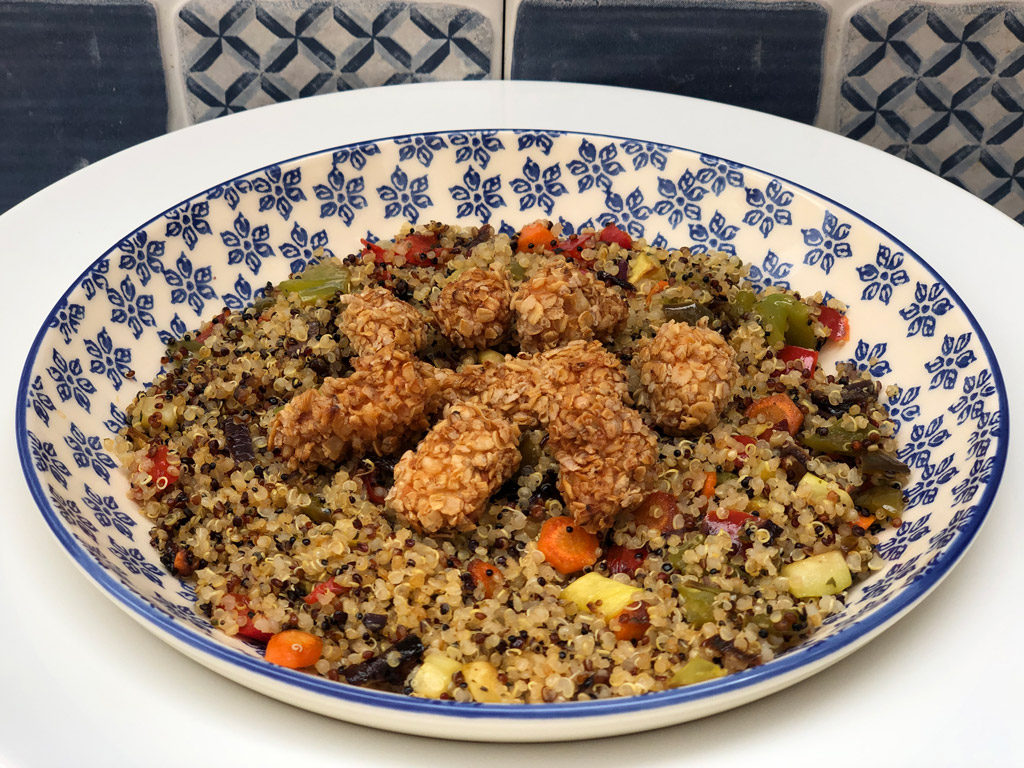 Ensalada templada de quinoa y pollo crujiente